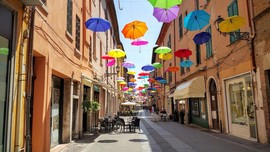 Cover articolo viaggio in Italia / dopo il voto: Nella rossa Ferrara sventola la bandiera del Carroccio
